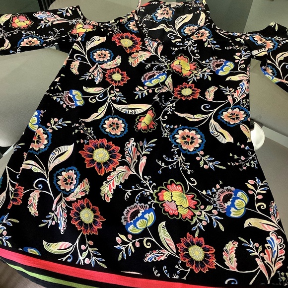 Cold shoulder, short sleeve dress. Size small - Picture 1 of 7